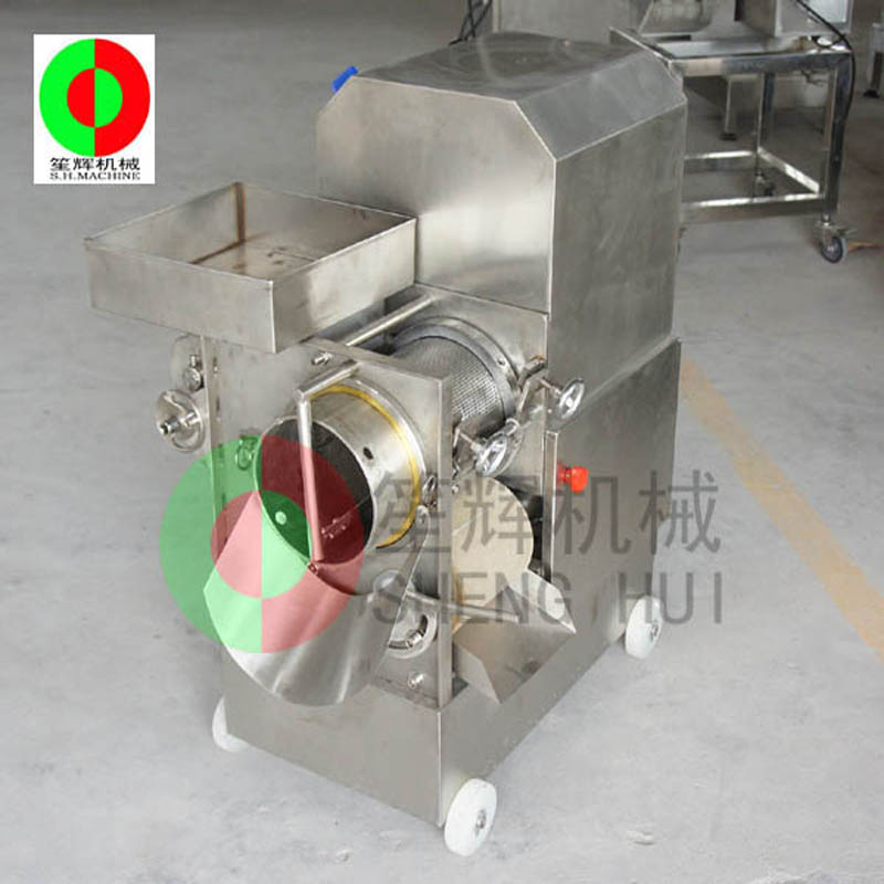 Fish meat extractor extracts delicious food